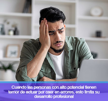 Hombre preocupado frente a Laptop