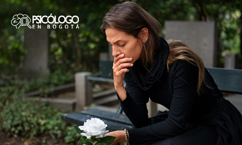 Mujer Triste Vestida de Negro con Flor Blanca en las Manos