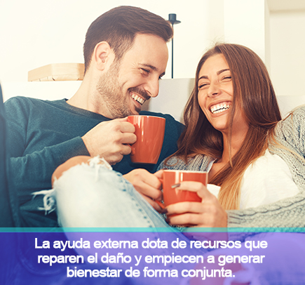 Pareja Feliz Despus de Acudir a Terapia Psicolgica