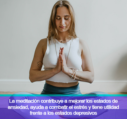 Mujer en terapia de sanacin con meditacin