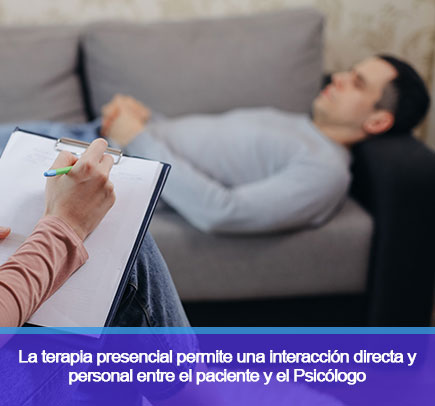 Psiclogo y paciente en terapia