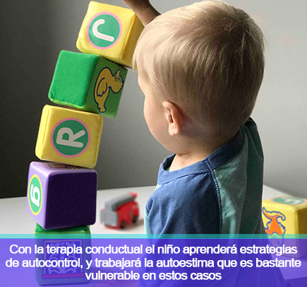 Nio Jugando con Cubos Plasticos